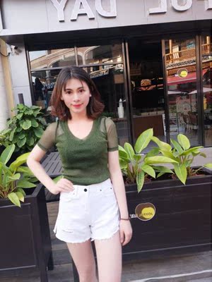 衣服bling bling好好看耶 超喜欢 面料也不扎人 V领设计很美腻 随便搭配都很ok 出去约会回头率会很高 哈哈 喜欢