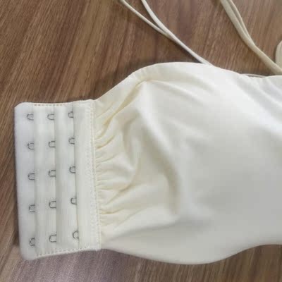 头一次选这种款式的内衣，感觉挺独特的，内衣穿上之后不会勒，后背带可以防滑的，可以调节肩带后背带不会勒胸和勒肉，内衣的材质面料的做工灰常的精细，穿上后是相当的舒适，穿着好开心啊，这款的设计也灰常的新颖独特，还能有挂脖穿法，搭配穿着仙女范满满。好棒，内衣聚拢效果不错，蛮显胸的。现在单单一件内衣根本是不够我轮流更换穿戴的哦，所以我还要再多拍几件放家里备用呢！内衣洗了后不会起球，质量真的顶呱呱啊！