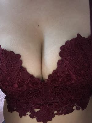 好看，我是通过朋友介绍的，很好穿，柔软细腻，也很托胸，价钱也真的是便宜