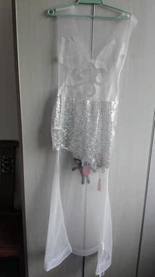 非常漂亮的裙子，大爱，就是那些亮亮的装饰物会像下雨一样掉。