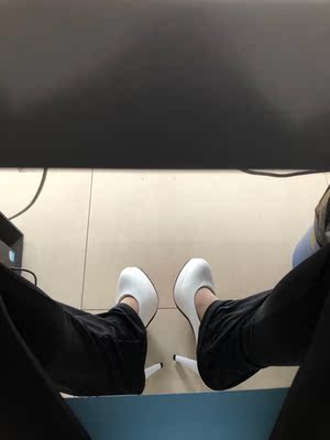 里面穿条丝袜，走在街上，回头率相当高！