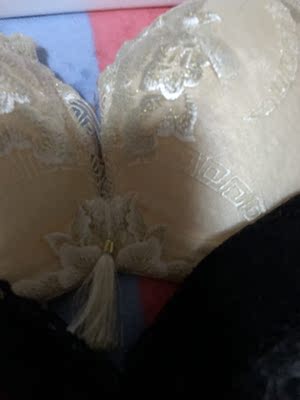 夏娃之秀的内衣真的超级棒，聚拢效果特别好，而且是因为硅胶的原因，没有说很容易就变形，穿的特别的舒适。前段时间因为太忙了所以就没有过来评价今天把追评补上！包裹包裹得非常的严密然后一个盒子一个合适的特别的工整，双十一剁手了四件！心里美美哒！问客服我四件都没有抢到头绳嘛，结果没想到他们还专门发了头绳过来！这个真的是超级棒的一家店铺！