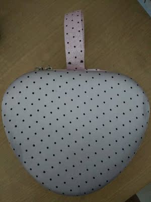 很快收到货了，照婚纱相用，昨晚试戴了，很贴服聚拢，粘性很好，盒子包装很有少女心，摸着也很舒服，值得购买