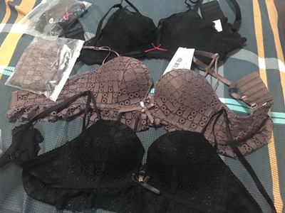 内衣真的太好穿了，一下买了几套，收到就试了，大小合适，穿着超级舒服，小胸也能穿出这么性感，关键价格还实惠，以后内衣就你家了。