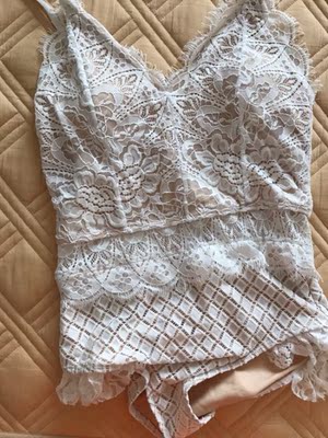 不错，穿起来很遮肚子，这个颜色也很显白，质量也不错，大家不要犹豫喜欢就买买买