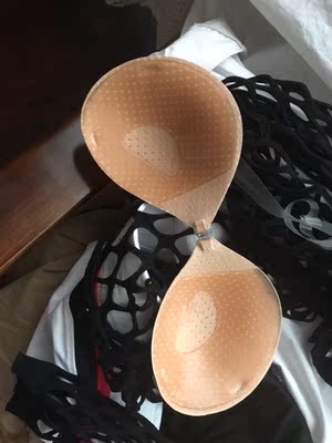 特地穿过之后才来评价 很好啊 很服帖不会掉 超隐形 物流也很快 总之很赞