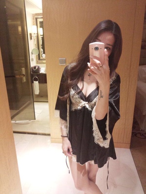 超性感的，质量不错，衣服很有垂感，话说这个睫毛蕾丝是真的很柔软了，一开始以为这种蕾丝会扎皮肤，其实收到货，穿了才发现不会的哈，给客服小姐姐打Call,很耐心哟~衣服可以放心购买  我是喜欢的~！