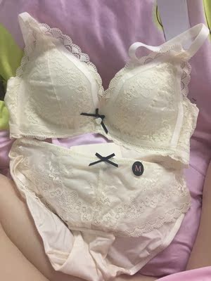 超级喜欢，而且穿上很美，颜色是米白色，也显白哦