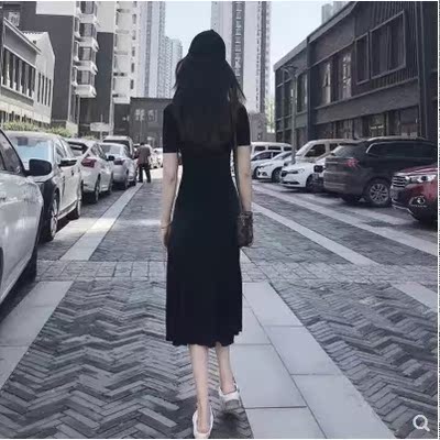 衣服垂坠感挺好的 也很显瘦   搭一个短短的显瘦瘦高的  挺不错的