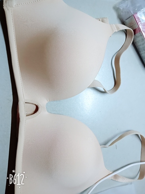 首先我真的是超级喜欢这件内衣，简单，舒适，简直就是小胸妹子的福音，这是第一次在她家买内衣，但是我已经决定了，以后都要在她家买，真的是漂亮舒服，喜欢的妹子，真的可以毫不犹豫的下单了！！我还看中了她家几件好看的，过段时间都会买！！！