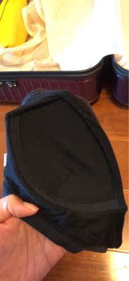 特意穿了才来评价，吊带里面的海绵固定好了，中间还有条绳子连接着，防止走位，面料很舒服，我老公都说这家东西好，可以回购。尺寸85C的刚刚合适。