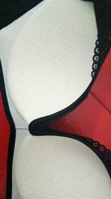 靓靓直播推荐的，内衣很舒服柔软，有点小性感，里面是网眼很透气，这是洗过了穿过一次的，不会变形哦，客服服务态度也好很有耐心回答问题，还建议买大一码，刚好合适，满意的一次购物，祝卖家生意兴隆，👍👍👍