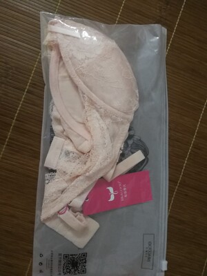 发货很快，快递也很给力，收到货之后包装完整，没有破损，好评。杯型是真的很小，然后很轻薄，飞机场穿上了之后感觉还是飞机场。舒适度一般吧，无功无过。这款适合夏天穿，轻薄不热。不过杯型实在不喜欢，应该是不会再回购这一款的了，大胸的妹纸慎入。