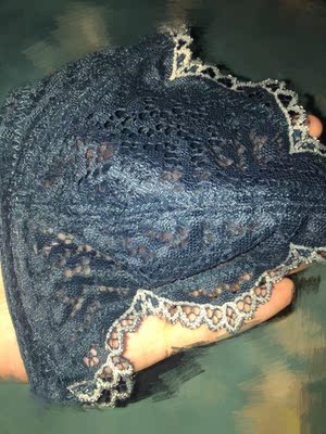 这款内衣很时尚，料子摸着非常舒服，而且颜色很好看，就是祖母绿的颜色，很性感。