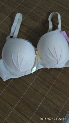 宝贝今天收到，质量对得起价钱物流很快，内衣是上薄下厚，整体来说是属于中厚款，穿紧身衣稍微显的有点尖尖的。这点我有点不喜欢，不过质量还是不错的，希望下次可以买到我喜欢的款。我还会继续关注。