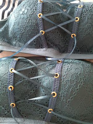 买了两次,发现系带质量明显不一样,第二次买的系带又薄颜色又浅,质量不如第一次的系带好,你们看是不是这样,上面的没有下面的颜色正,和文胸颜色的匹配明显不如下面的好,已经给客服反映过了,它说是工厂批次问题,希望工厂能改进,质量始终如一,配件也不能马虎,这款系带是点睛之笔,望重视! 买了两次,发现系带质量明显不一样,第二次买的系带又薄颜色又浅,质量不如第一次的系带好,你们看是不是这样,上面的没有下面的颜色正,和文胸颜色的匹配明显不如下面的好,已经给客服反映过了,它说是工厂批次问题,希望工厂能改进,质量始终如一,配件也不能马虎,这款系带是点睛之笔,望重视!