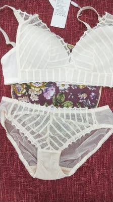 其实我开始觉得这个内衣不值这个价格  抱着试一试的心态买的  今天到货就拆开了  手感是出乎意料的好  滑滑的  就是有些线头没处理好  但是其他细节还是不错的  挺满意的所以五星妥妥的