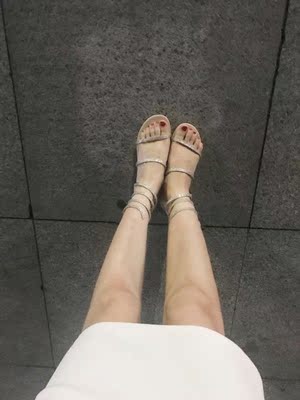 感觉这双鞋很好看，网上选了很久，之前也买了双几十块钱的，结果质量真的不行，然后退了重新买了这家的，收到货感觉是不一样，物有所值，比之前那些几十块钱的好到哪去了......晚上走了很久的路不觉得勒脚，很舒服的。