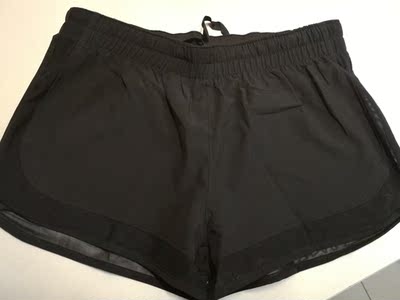 衣服收到了，虽然调货有点慢，但收到的衣服还可以，10加购送的，是白色的短裤，比预想的要好，滑滑的，挺凉快的应该，觉得可能比我一开始下单的黑色短裤穿着还舒服。