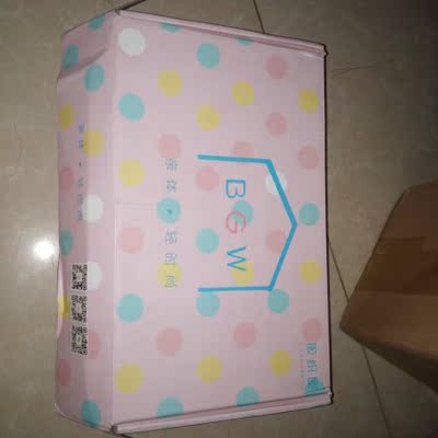 淘宝以来从没这样认真拍买家秀，真的，太好看了还有包装盒，款式炒鸡少女心呀，很薄是我想要的，开始觉得唯一不好的，就是杯有点硬，对比没其它的软，但向客服反馈，说是这样比较有型不易变形，想来也是，上身很舒服，很贴，客服态度也好，问完我就又下单了另一个款式黑色的，价格也很贴心啊，真心觉得比以前在实体店买的百元几百元的好得多，希望穿久点质量还是杠杠的，那以后就都在你家买啦，良心推荐，保证不是托，不过还有一点不太满意就是颜色看是好看，但穿浅色衣服会透，我搭的深衣服穿没事，哈哈，阻挡不了对它的喜欢