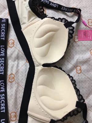 内衣有很多透气孔，穿起来很舒服