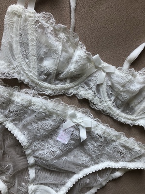 质量好的没的说，很性感又很清纯的感觉，细节很美，穿着很舒服大爱大爱！