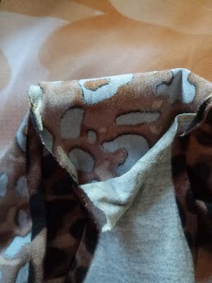 这是什么情况，竟然是胶粘的，洗第二次胶掉了就坏了，建议不要买