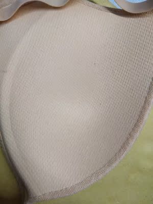 感觉质量比较一般吧，穿起来不能说特别舒服，面料什么的也不是很好的那种。只能说还可以。还是觉得六只兔子的内衣比较好，面料啥的都比这个的好。这家的的话穿着还可以，不会刺人。只是为什么我的有一件打开来有一些黑点啊？