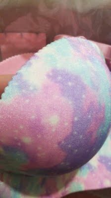 颜色鲜艳，聚拢效果还不错，试穿了下，挺舒服的，卖家很贴心还送了增长排扣，推荐购买哦