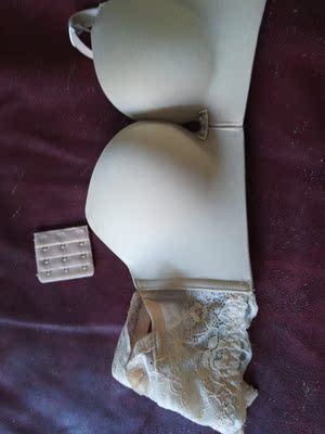 内衣很好，材料柔软，穿着舒服，尺码正好，不勒背，我很喜欢😍，第一次网购内衣很满意，还带的加长😊扣