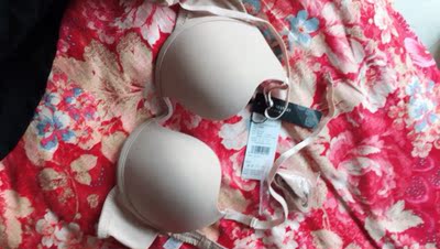 宝贝收到了，包装完好无损，质量做工都不错，摸着也很舒服，肩带还有扣的都比较窄。夏天也不会热，很喜欢