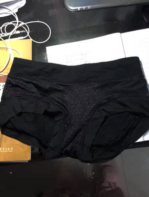 内衣很正～以后就这家了 不过内裤还是有点大 送的就刚刚好～