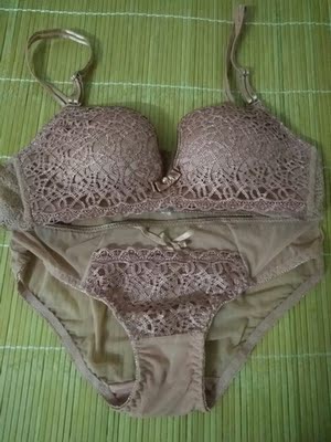 第一次在网上买的内内，超出我的期待，款式很漂亮，穿上刚刚好，特别适合我们小胸妹子，好评