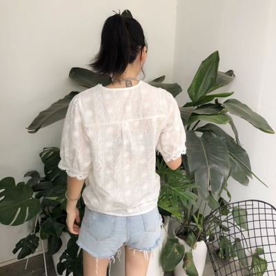 百搭款。虽然是白色但是不透。料子是不起球的那种。三件都挺满意的。最主要是价格实惠。