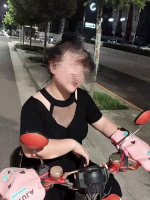 衣服质量很好 挺厚实的，可以做内搭穿，显瘦满意！