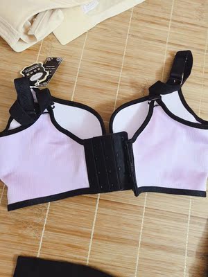 紫色的蕾丝款很漂亮哦，颜色很正。穿的也舒服，几次回购了。😁😁