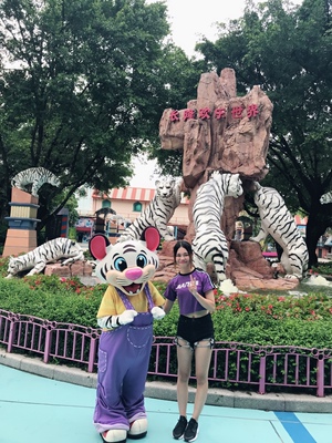 衣服是好看的，买了两件衣服 两条裤子，选了紫色的穿去长隆，我的天，男朋友拍的照片......emmmm&hellip;&hellip;哈哈哈哈哈哈哈 哈哈哈哈哈哈啊哈哈哈，买的其他改天再追评上传图片，哈哈哈哈哈