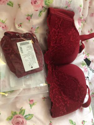 颜色色差不发，质量还好。因为第一次在这家店买无钢圈的。所以也说不清好坏。结婚用的。所以也还是喜欢的。