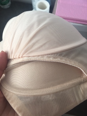 之前买过同一链接的带花纹的那种，这次定的不带花纹的，以为除了花纹其他一模一样~但是到手发现诸多不一样。肉色颜色深很多，网纱面料略粗糙，肩带似乎没有以前的防滑效果，搭扣有三排三口变成三排两扣，背后设计也不是U型，变成了一样的一字型。两手拽着穿衣时，钢圈会发出摩擦的声音。比起之前，这次购物略失望。但是，相对来说钟情于他家内衣，快递速度超级快，还是好评。