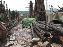 Yunnan old wood old wood old beam frame old window grille Liuhe door grain rack barley rack old wheel factory direct sales pick material