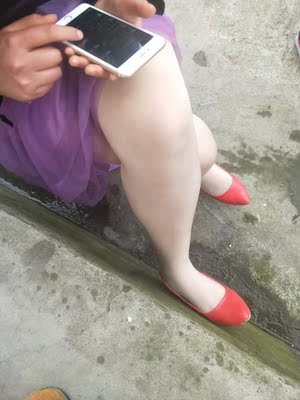 没有那么亮,质量差才穿一次就坏了 没有那么亮,质量差才穿一次就坏了