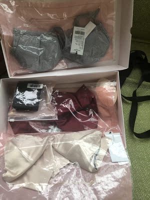 小内内是看博主Chloe推荐的，舒服度很高！面料丝滑，有薄薄的胸垫，客服态度巨好！