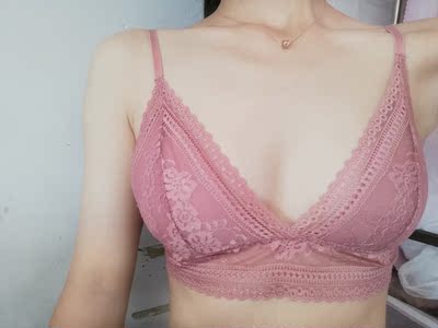 有点兜不住我的😂，不过款式真的超级好看呀，特别棒！还有一点就是下面带子太松了，穿身上很轻松跟没穿似的。