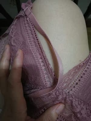 因为是小胸，夏天穿聚拢型的内衣实在是热，所以买了这种。总体还是挺舒服的，就是后面挂钩这里棱角有点磨皮肤，所以好感度下降了一点。这点瑕疵实在是懒得退换。