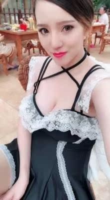 穿起来很稳不会往下滑很黏，，比以前买的那种好多啦，这一款很适合，质量挺不错的，值得入。这是我买的最满意的一款内衣，正好出去玩前发回来搭配小礼服非常不错，不会下滑，还推荐给了几个朋友都买的，说效果非常的满意，推荐。整体很满意，不会往下掉，比起正常的bra，这个胸贴超级好黏性好，透气效果不错。型还是保持蛮好的，罩杯不会变形，怎么跳都不会掉，没有勒出我担心的勒痕，这点最满意，舒服，质量很好手感不错也不会往下掉很喜欢的哦。值得购买服务态度很好，发货快，非常感谢在我需要的日子前给我发回来了，帮了大忙，质量好，穿起来很舒服。用着非常满意，嘻嘻。