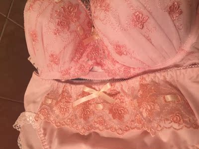 很漂亮的文胸。买了三套,超级喜欢这个。大码少女心。嘿嘿嘿。推荐给我姐妹了。码数全大小码都有,很好。 很漂亮的文胸。买了三套,超级喜欢这个。大码少女心。嘿嘿嘿。推荐给我姐妹了。码数全大小码都有,很好。