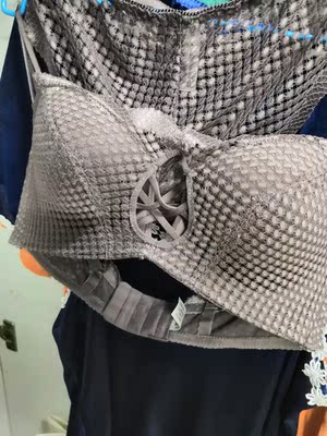 内衣厚薄度是我想要的，不会很厚，穿着也透气。就是内裤太性感了😂要是内裤能在柔软就很完美了