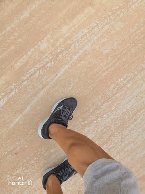 鞋子一般，外表溢胶，舒适性还可以，偏大，没跑过，有点捂脚。