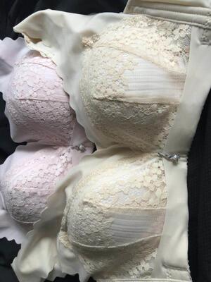 内衣穿着很舒服，夏天本来天气热，作为女生，又不能不穿内衣，而我又超爱出汗，这款内衣不但薄且透气，我很喜欢的厚度，聚拢上托，效果特别的好！喜欢的 可以入手了