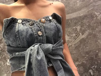 发货真的快 很喜欢抹胸的衣服 其实第一眼看中白色但买家秀不是想象的样子所以还是拍了牛仔色的 纽扣需要加工 其他质量还可以